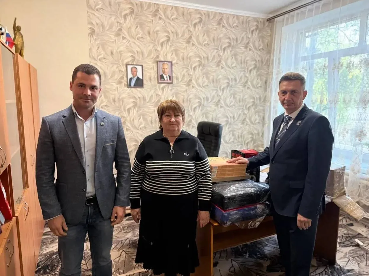 Подовская школа в преддверии Дня учителя получила шахматные доски, комплекты для единоб...