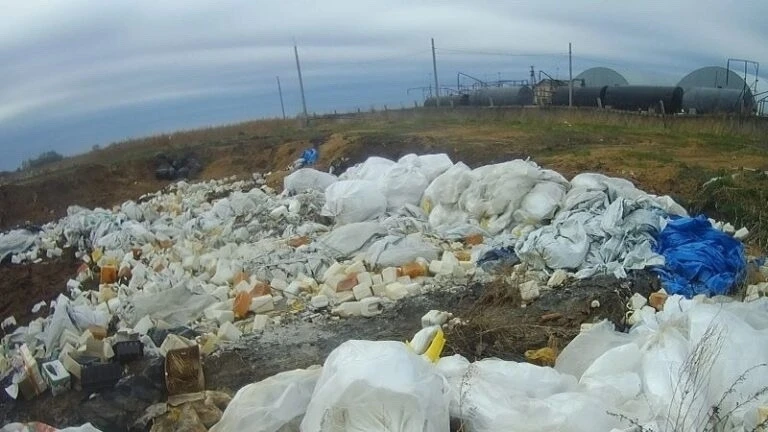 ⚠️ В Амурской области под свалкой на сельскохозяйственном участке обнаружены опасные па...