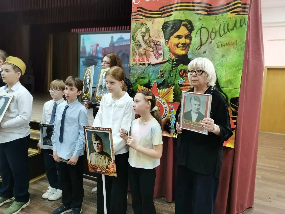 Урок мужества с торжественной линейкой и  проведением акции "Портреты Победы" прошел сегодня, 4 мая,
