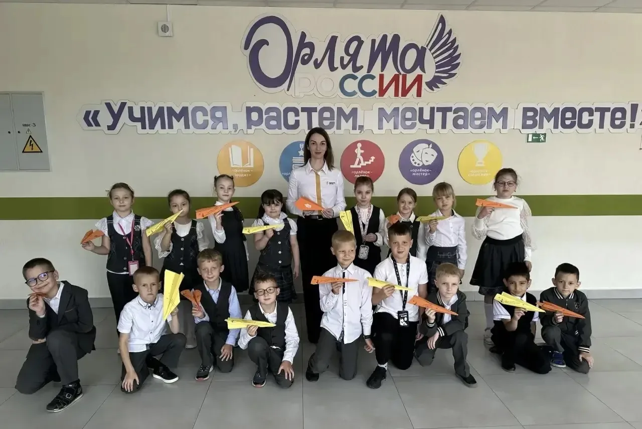 В преддверии Последнего звонка первоклассники нашей школы подготовили особенный сюрприз...