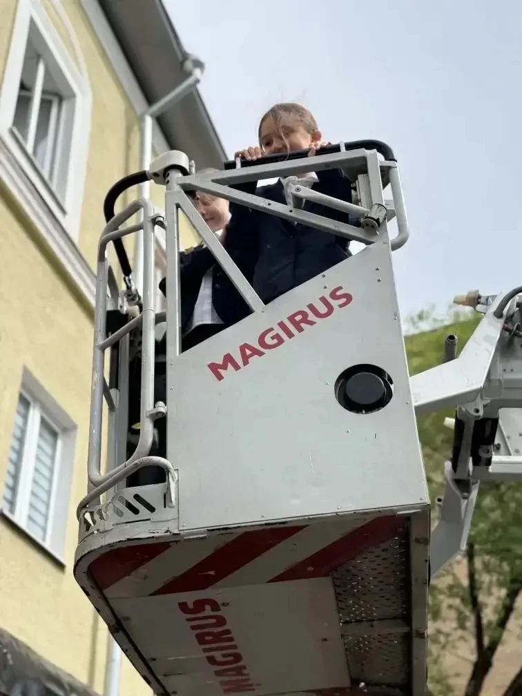 🚒 Герои рядом: 1 «А» в гостях у пожарной части!  Ученики 1 «А» побывали на увлекательной экскурсии в