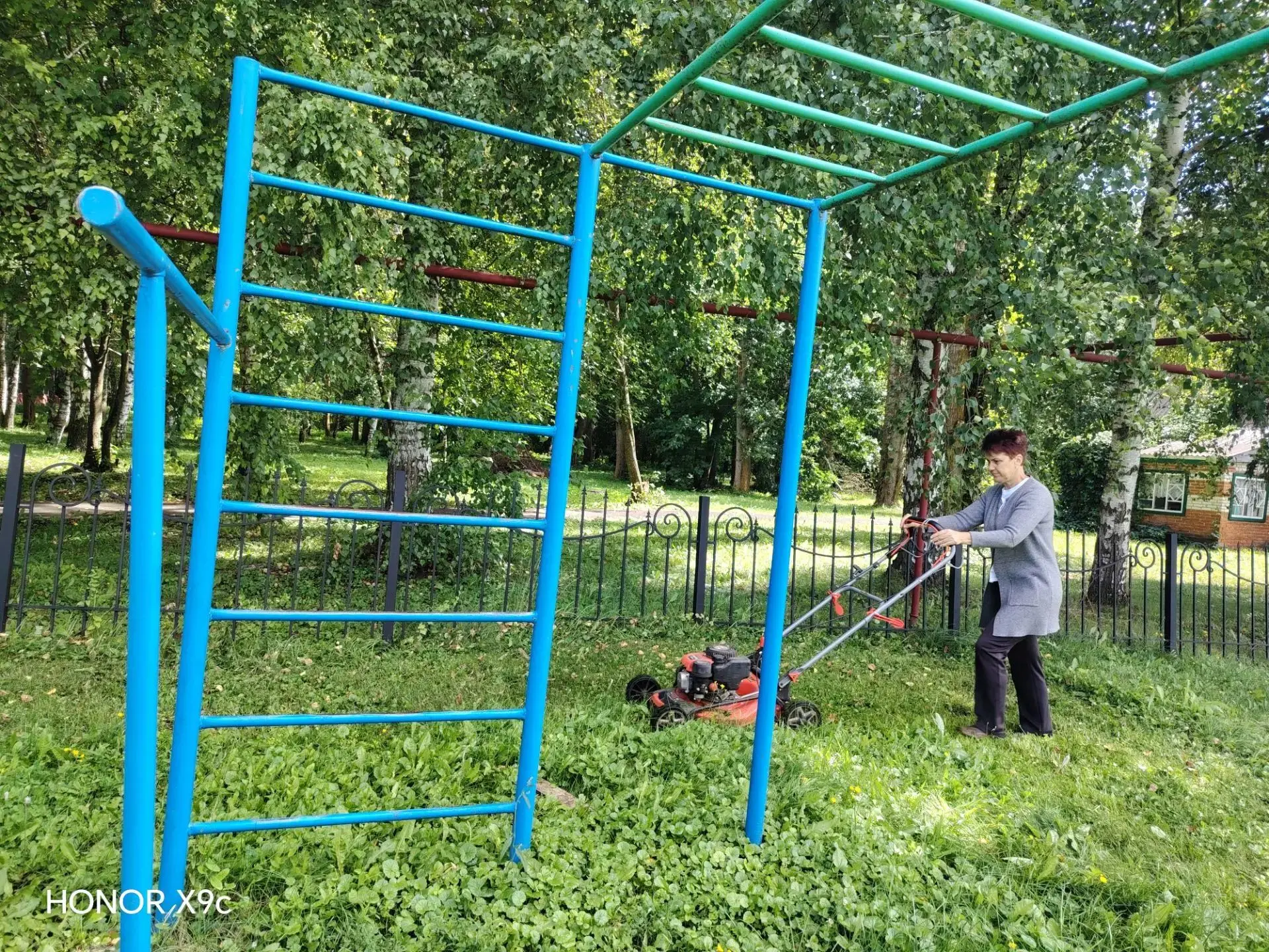 🌱☘️ Работники досугового центра провели окос спортивной площадки около клуба.