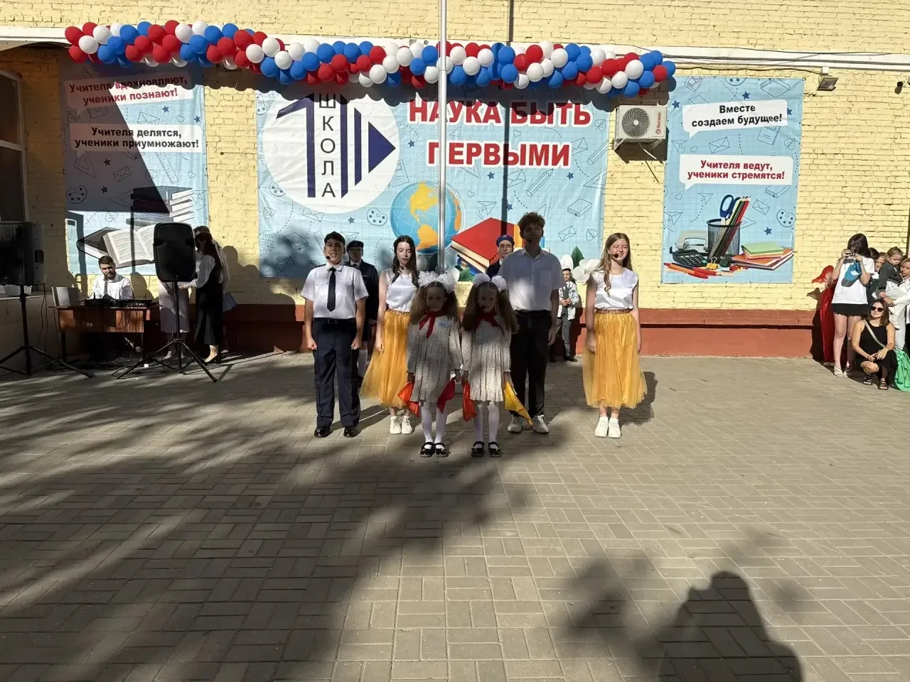 Сегодня состоялся самый долгожданный праздник — День знаний. Школьный двор вновь наполн...