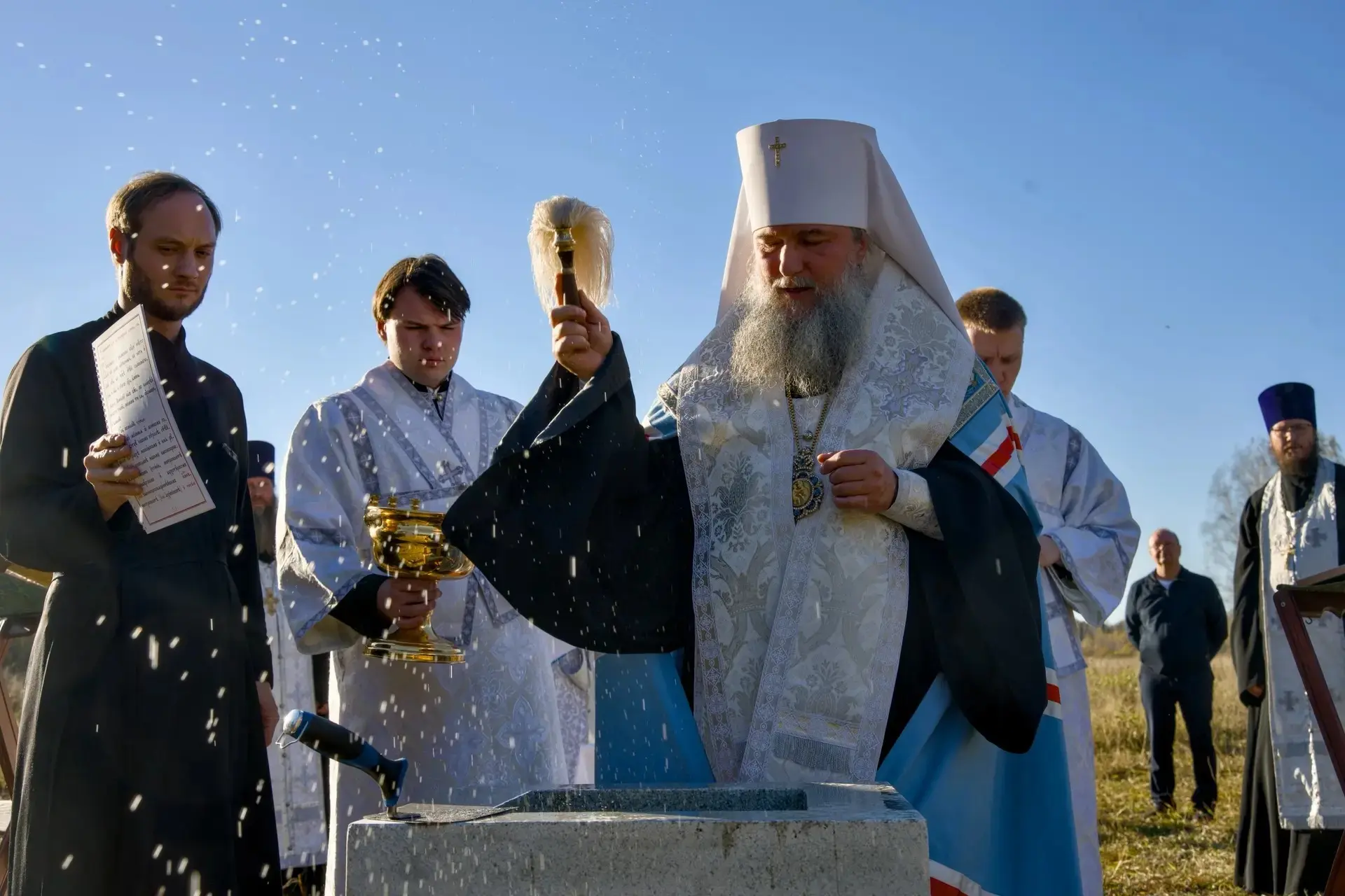 Начали новый храм. Заложили камень в основание.
