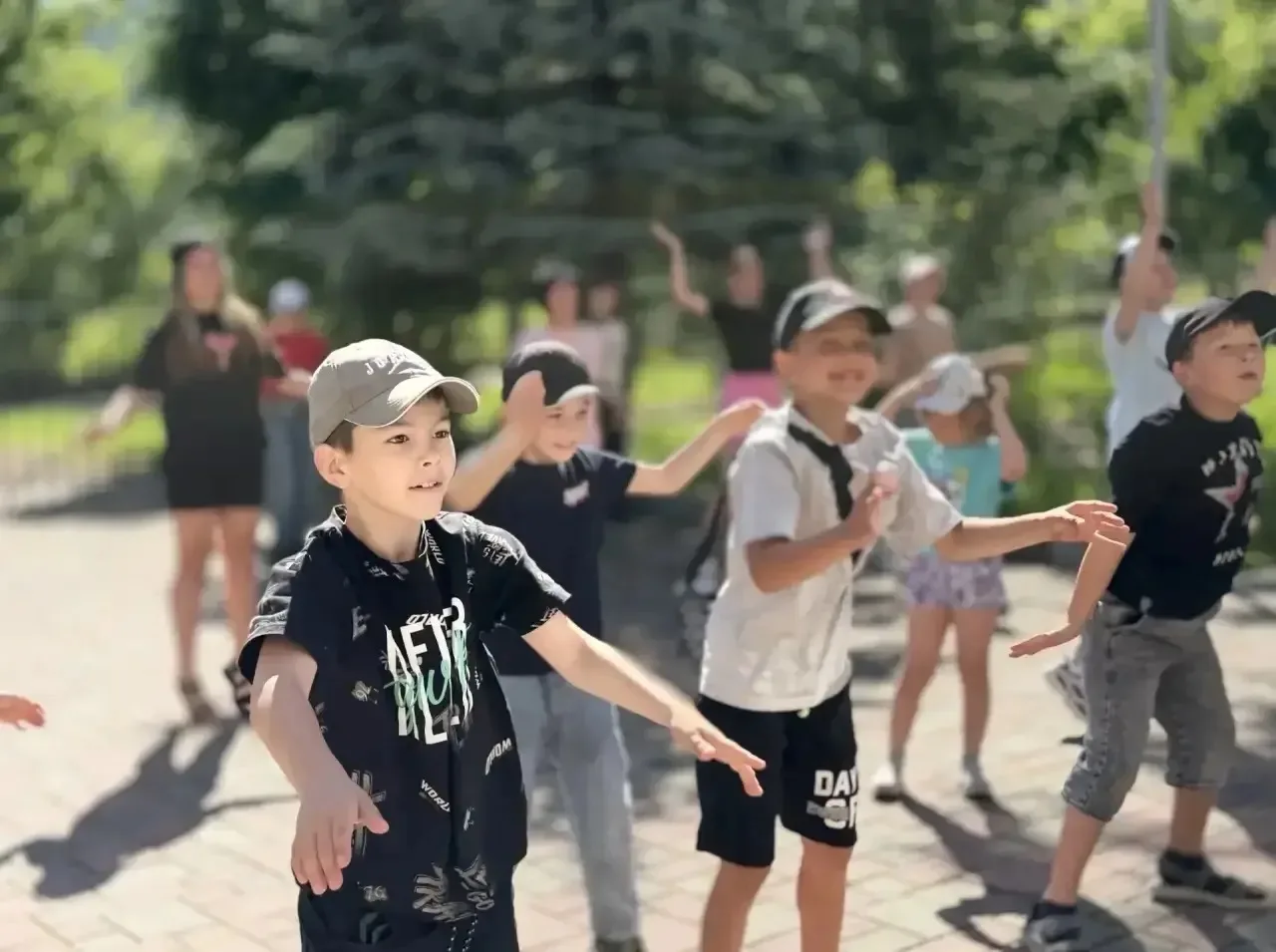 🌈День в лагере начался с бодрой зарядки и очень полезного завтрака, чтобы зарядиться э...