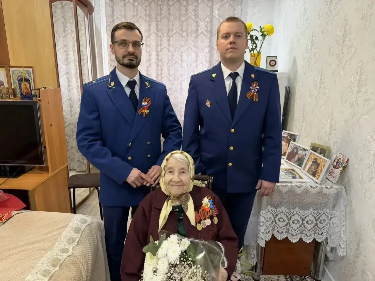🔥Работники прокуратуры города Пыть-Яха поздравили труженицу тыла Стрижакову Анну Ивановну с наступаю