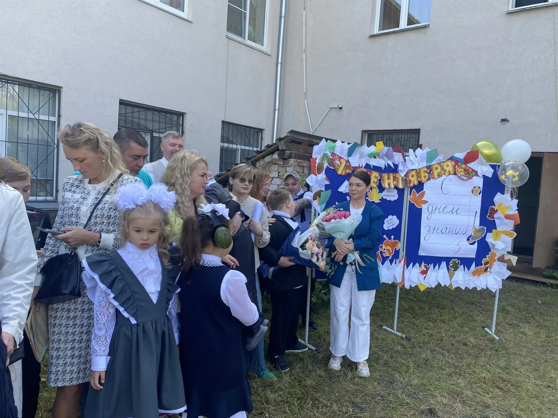 Главные виновники  сегодняшнего  торжества -первоклассники получили памятные подарки от...