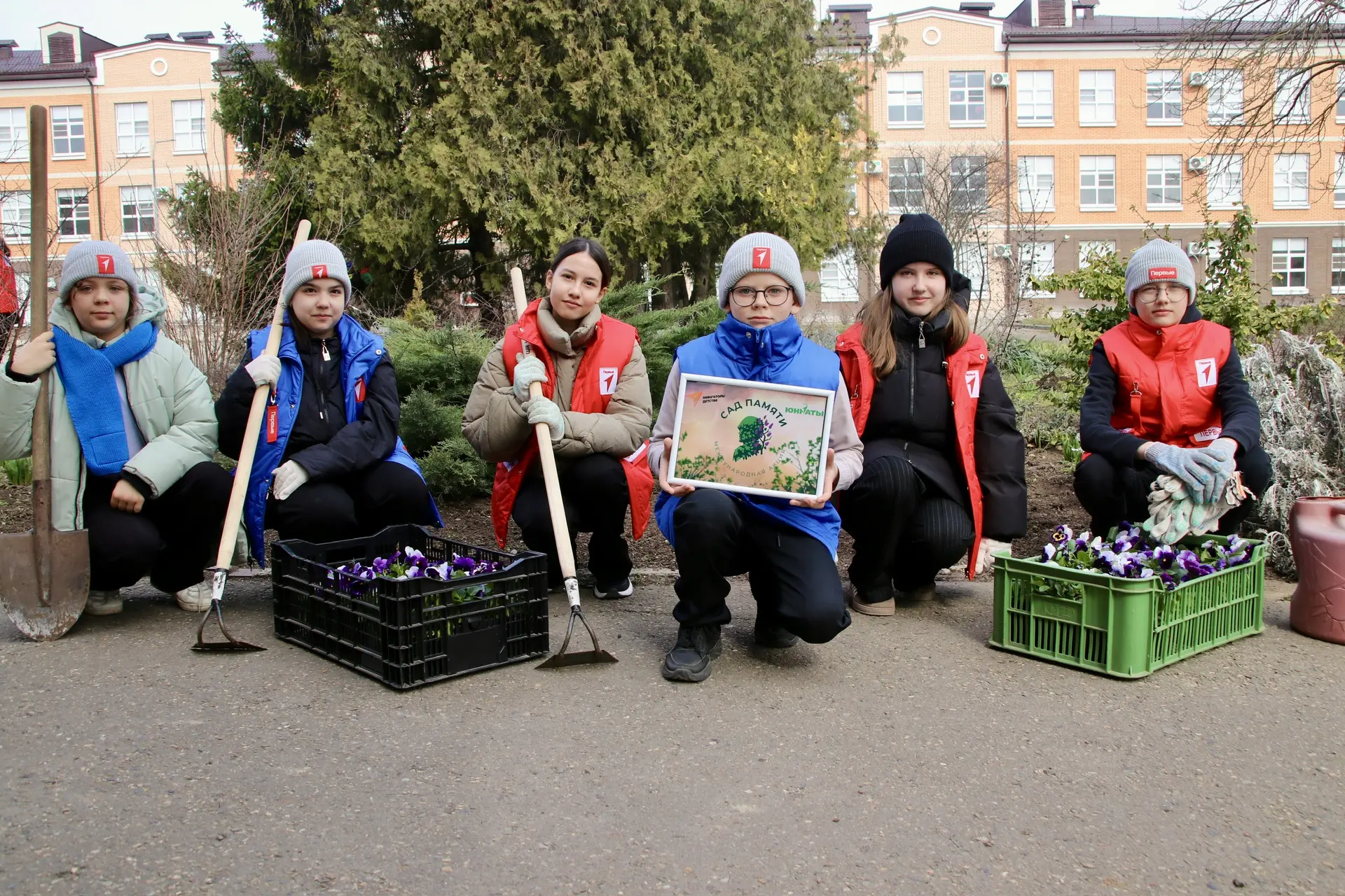 🌳САД ПАМЯТИ🌳  🇷🇺Сегодня тема единства звучит особенно актуально. И в честь важного события ВОССОЕДИН
