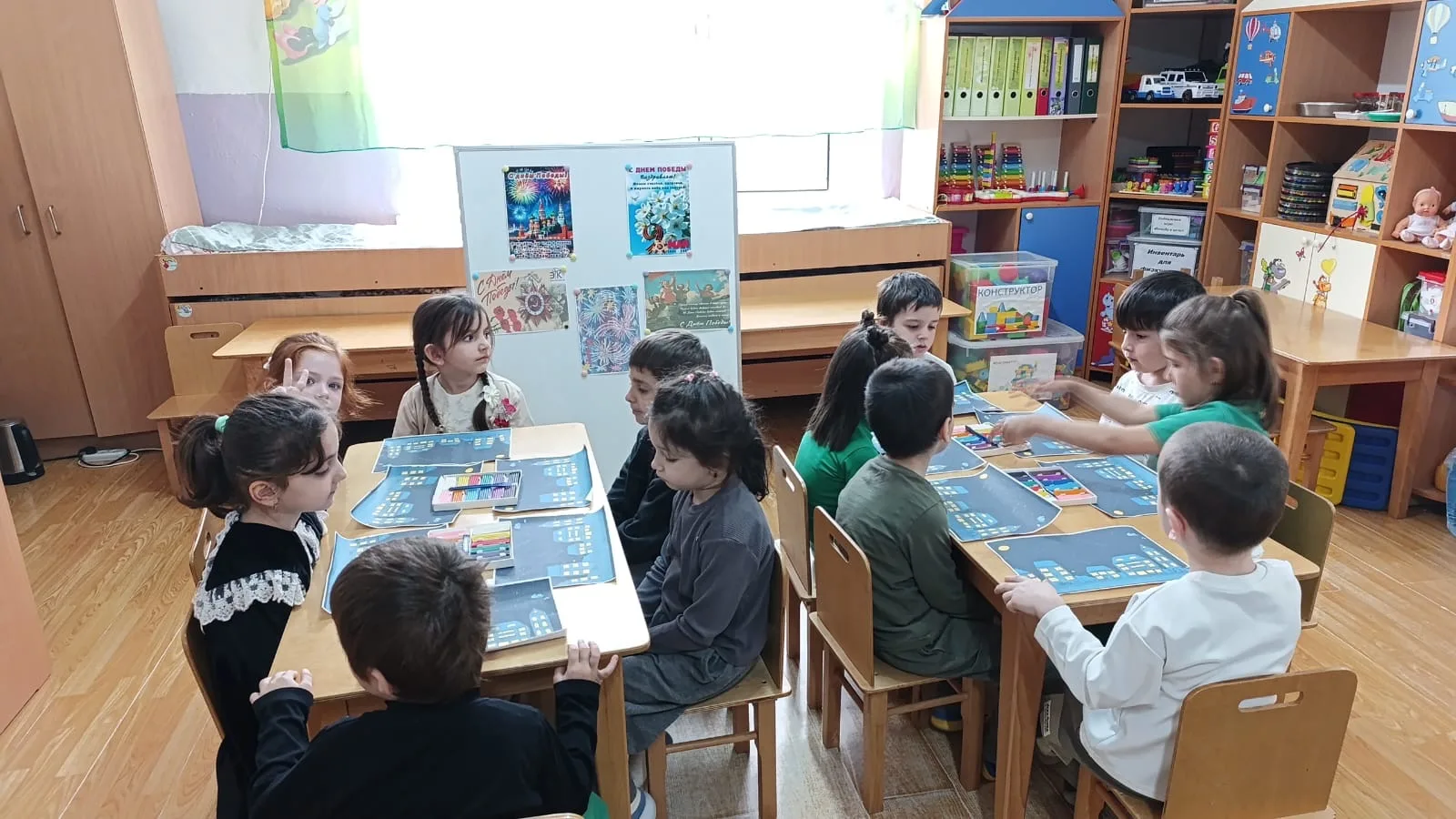 Лепка в средней группе: «Ромашки» на тему: «Салют Победы.»