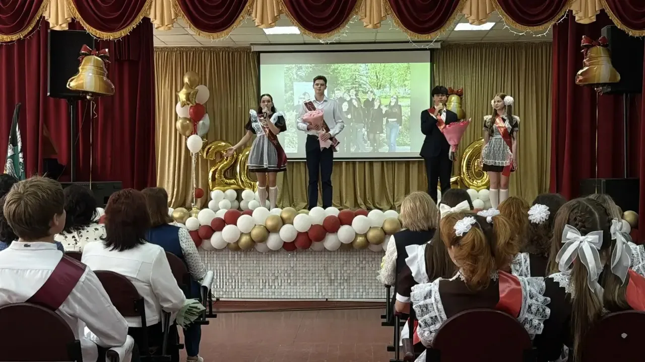 26 мая в Майской  гимназии прозвенел «Последний звонок». Этот традиционный праздник для выпускников 
