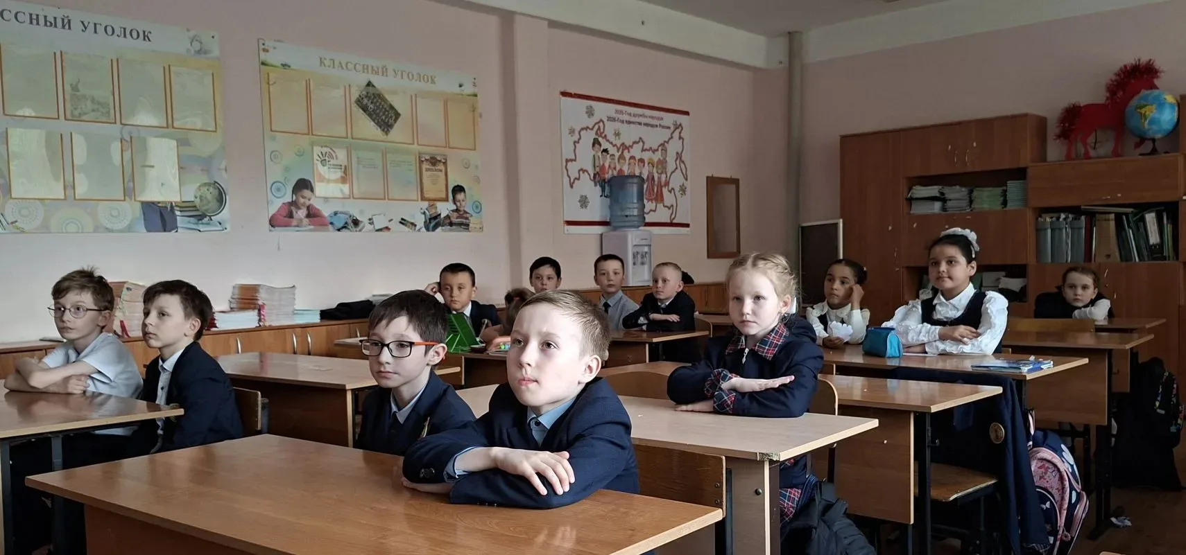 Бессмертные подвиги юных сердец   Мы знаем, что ныне лежит на весах, И что совершается ныне. Час муж