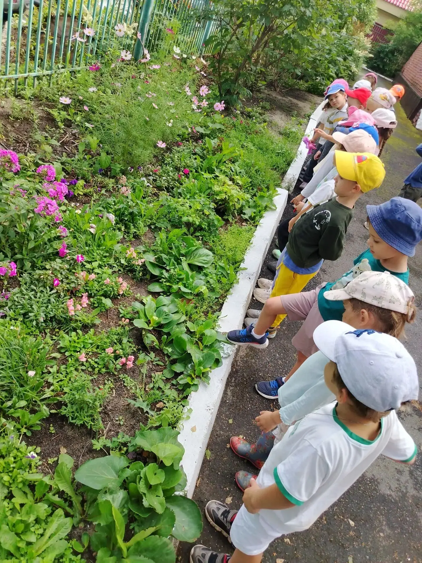 🏫 Наши дошколята - активные участники образовательного процесса, наравне со взрослыми, они  украшаю