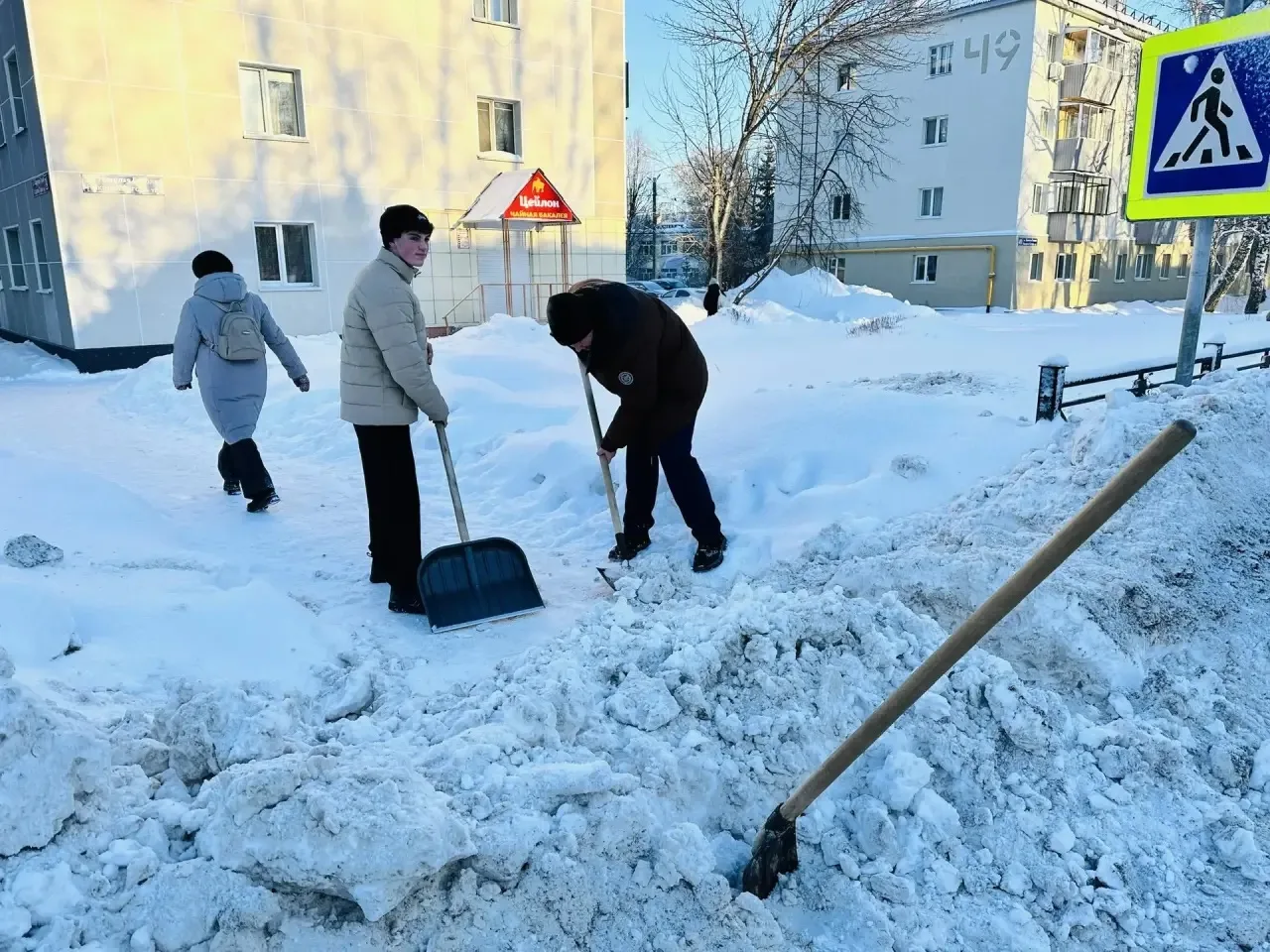 Администрация лицея выражает благодарность учащимся 9В класса, за расчистку дорожных откатов на пеше