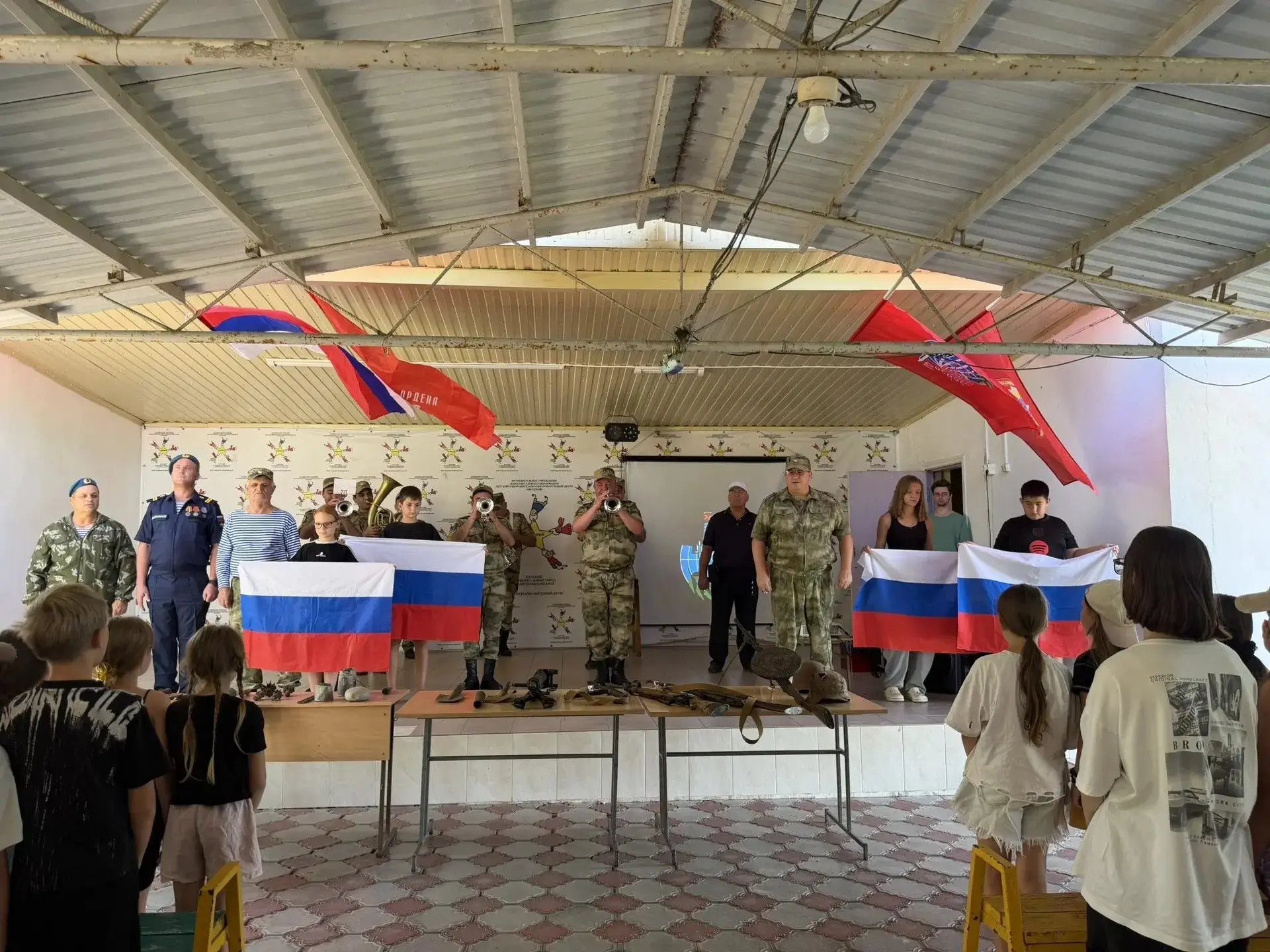 «Три цвета — одна душа»: как в «Звездном» отметили День российского флага