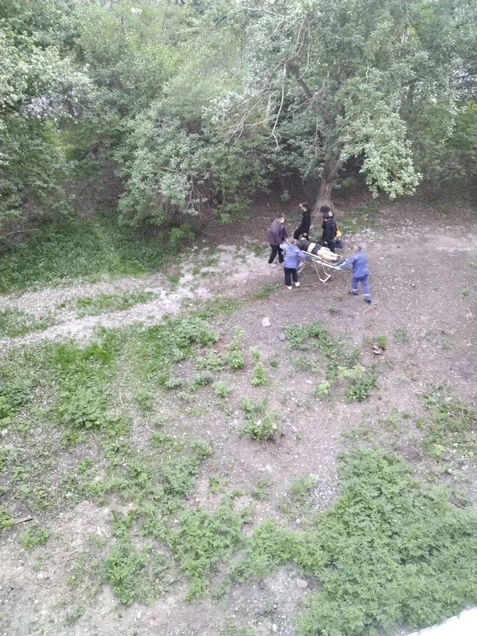 На ЖБИ женщина выпала с балкона многоэтажки. ЧП произошло вечером 21 мая на улице Сиреневый бульвар,