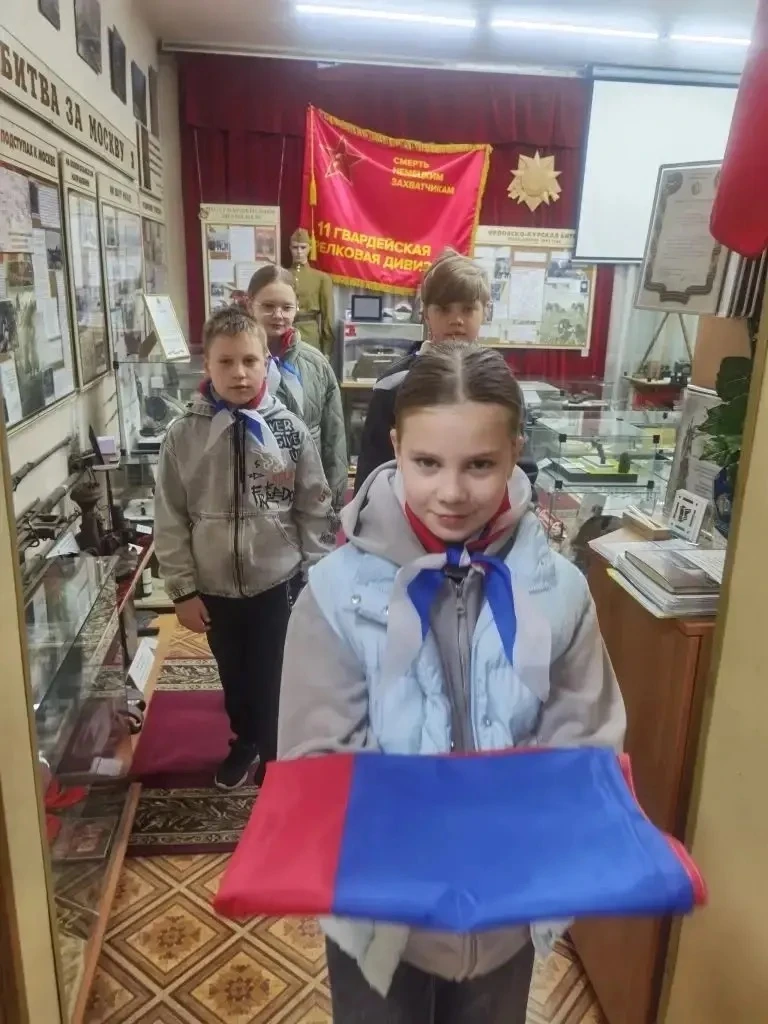 🇷🇺Новая учебная неделя, по неизменной традиции, во всех корпусах нашей школы началась с торжественно