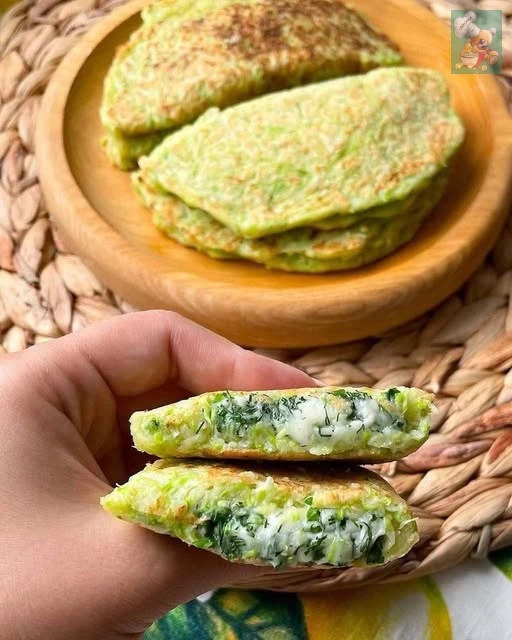 КУТАБЫ С СЫРОМ ИЗ КАБАЧКА НА СКОВОРОДЕ

На 6шт:
🥒кабачок-400г
🥒яйцо-1шт
🥒рисовая мука-80г
🥒сыр-8