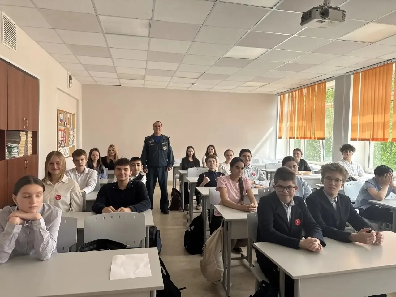 ОГНЕННЫЙ УРОК! 🔥  На днях в школу заглянул настоящий герой — инспектор пожарной безопасности (и по с