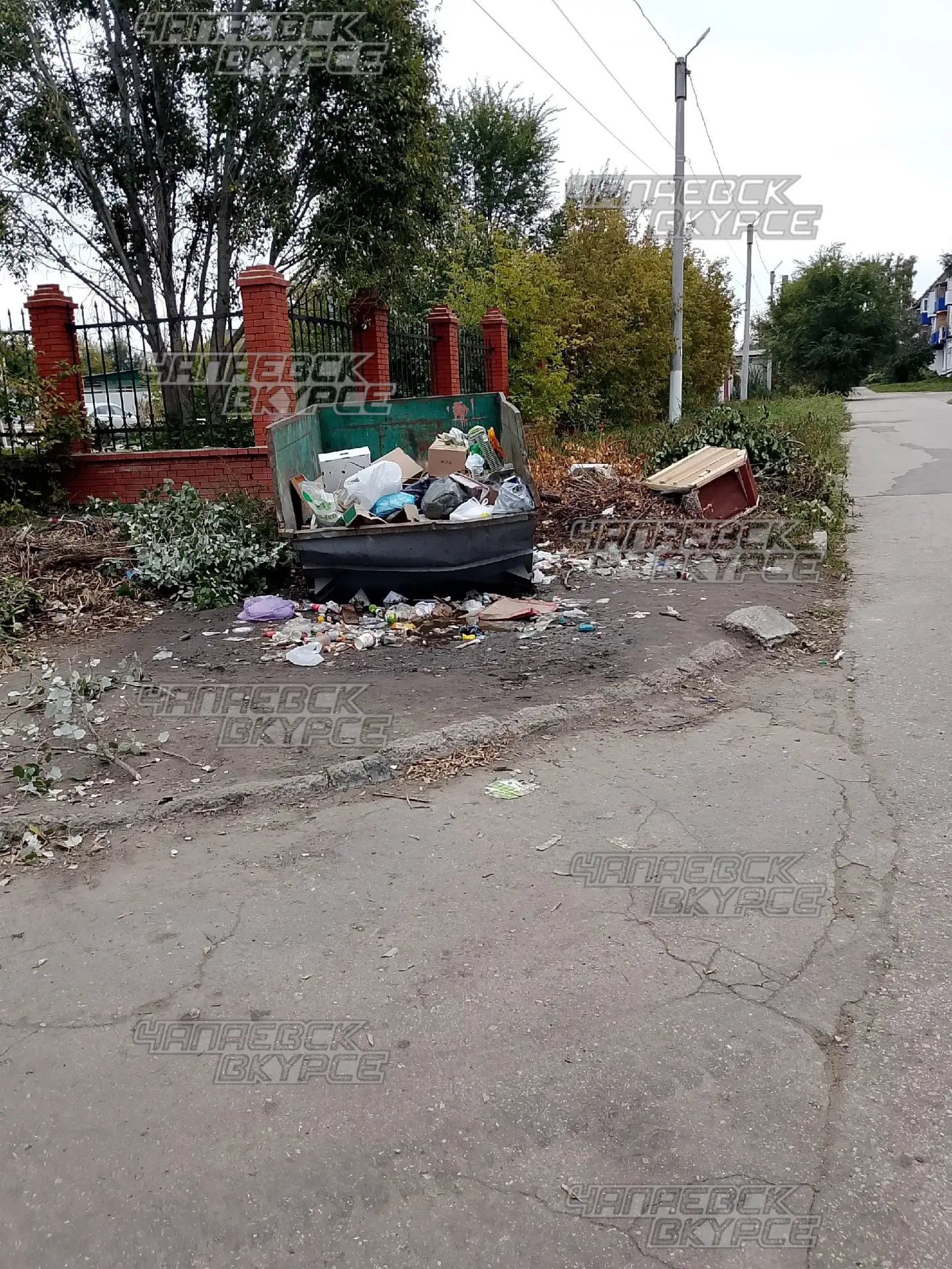 Стесняемся спросить, а вокруг мусорки кто убирать должен? Мы жители все, не смотря на т...