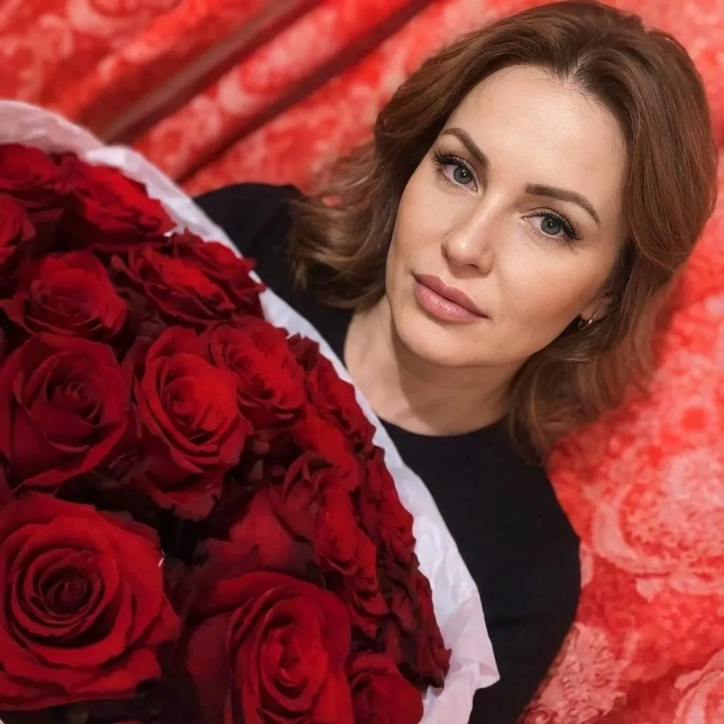 Несколько раз ему намекала, что хочу БЕЛЫЕ розы. Но… Одна надежда на вас..