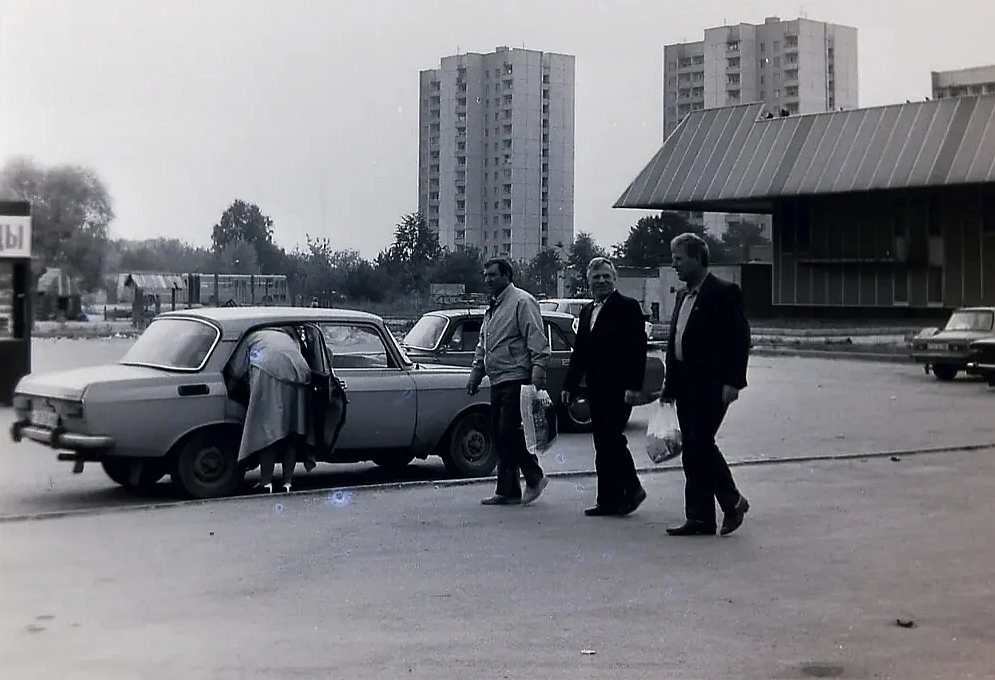 Около универсама на проезде Дежнёва, 1988 год.