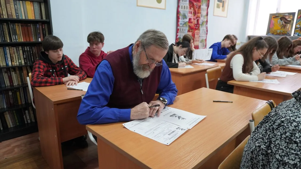🇷🇺24 апреля студенты Суджанского колледжа искусств имени Н.В. Плевицкой и директор колледжа Фесенк