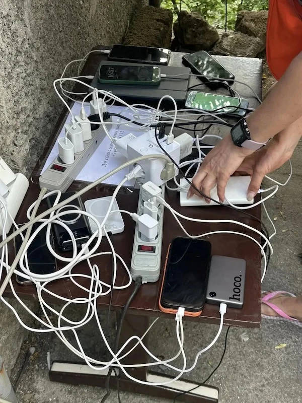 ❗️ В Киевском районе Донецка работают пункты зарядки гаджетов