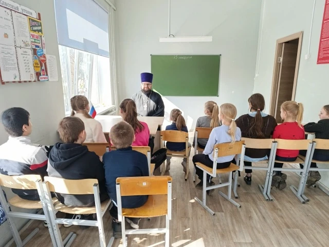25 марта прошла встреча обучающихся с настоятелем храма Всемилостивого Спаса села Суток...