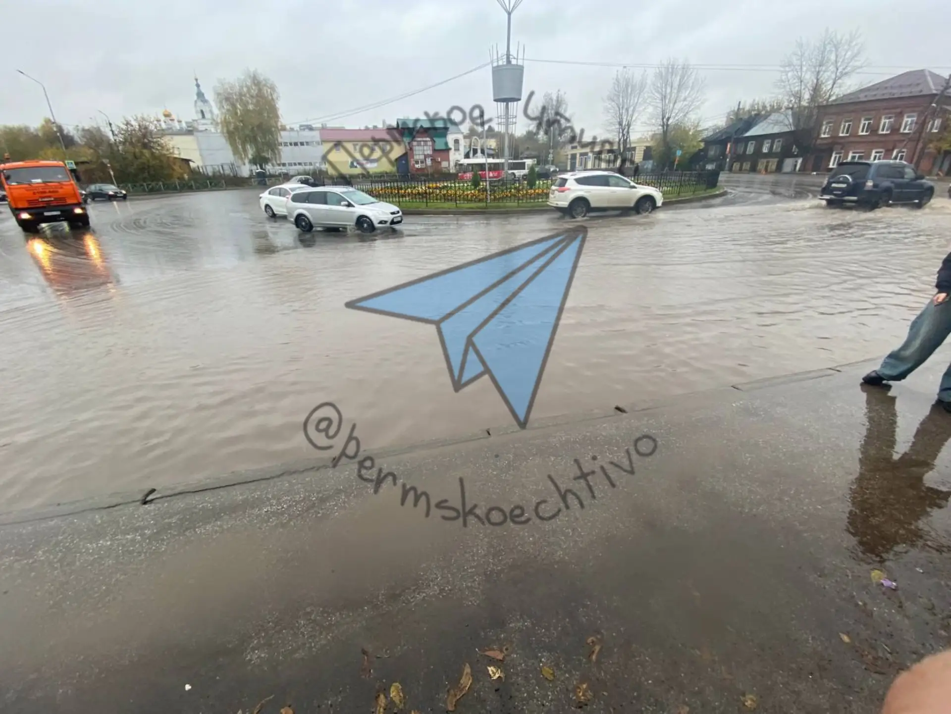 ⚡️Озеро около остановки на площади Восстания.