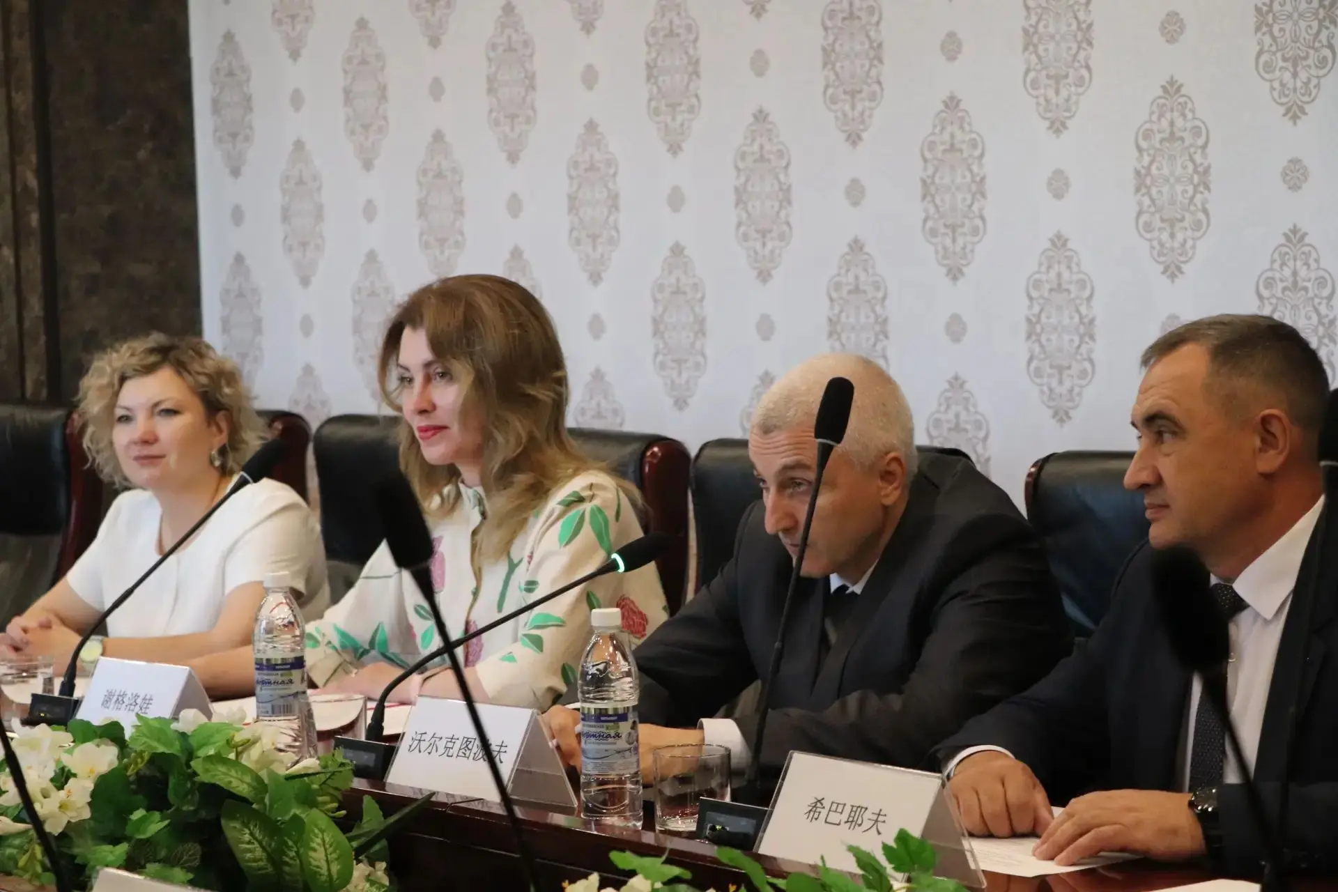 Сегодня состоялись  переговоры  с представителями официальной  делегации Хинганского аймака.
     Эт