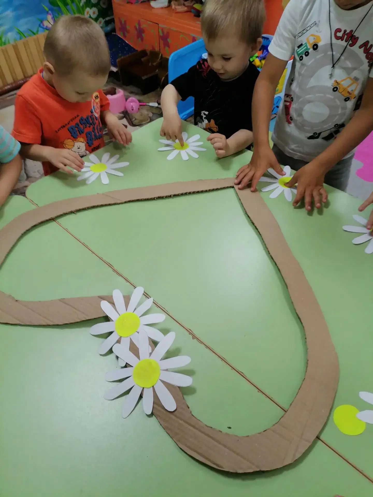 Коллективная работа ко Дню семьи, любви и верности.

🌼В этот день воспитанники старшей группы вмест