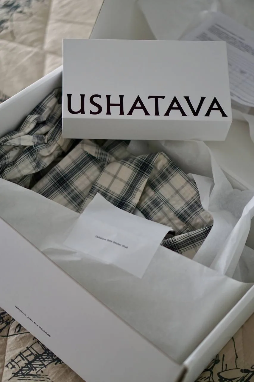 Это я хвастаюсь, что приехал новенький костюм Ushatava, а в стареньком еду на разбор гардероба

В це