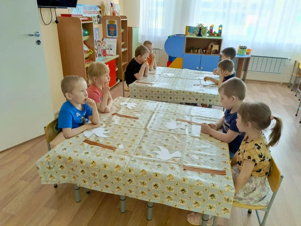 В ПРЕДДВЕРИИ ПРАЗДНИКА ВЕЛИКОЙ ПОБЕДЫ...
Аппликация из готовых форм ,,Голубь-символ мира" в средней 