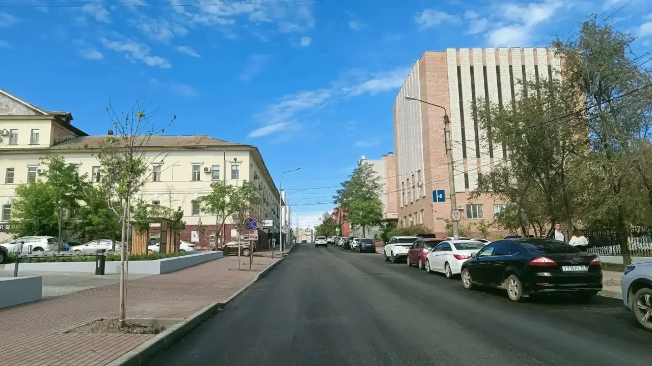 На улице Володарского в Астрахани укладывают асфальт