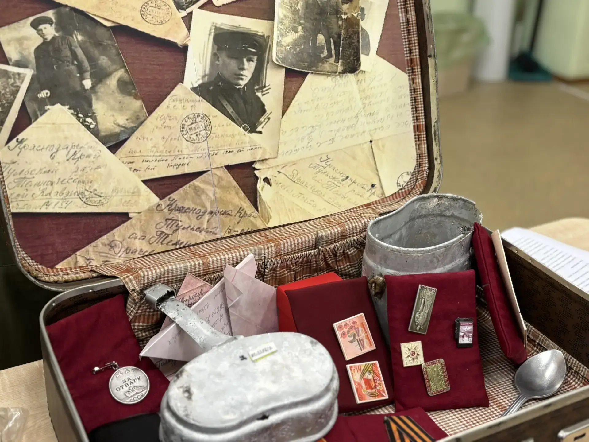 🧳Необычное путешествие в прошлое: «Музей в чемодане» в нашей школе!  📍Сегодня в 11б классе (классный