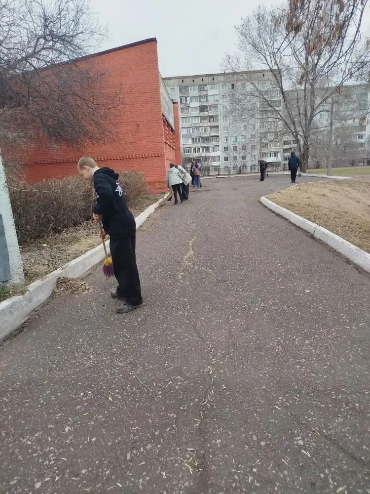 🍂 Субботник продолжается!  📌Наводим порядок на территории - и 8‑е классы снова в деле. ✅Ребята убрал