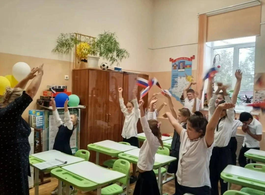 В 1-3 классах прошёл классный час на тему «День воссоединения ДНР, ЛНР, Запорожской и Х...