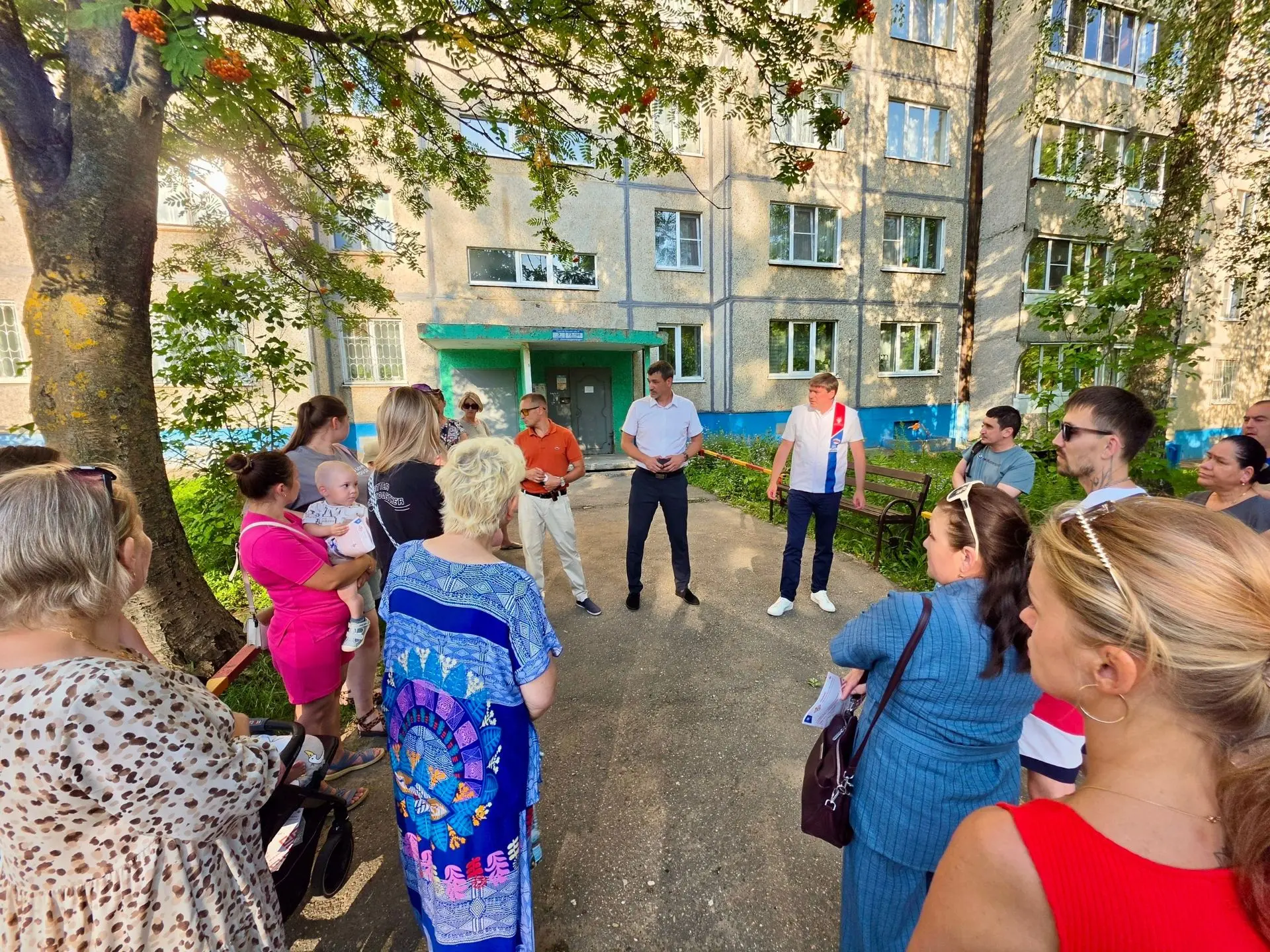 Инициативные жители и «НИМЕ»: как преображаются дворы Чебоксар 🏡🤝

В Чебоксарах продолжаются встре