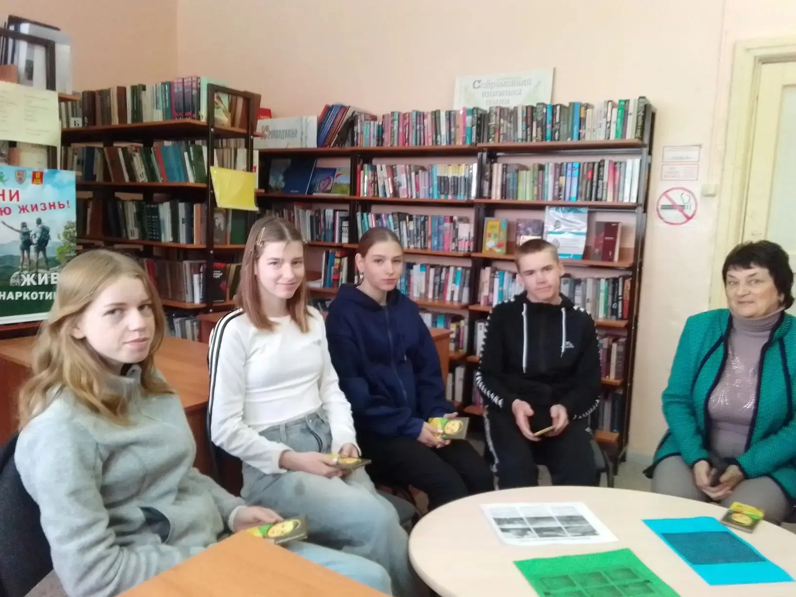 Сегодня в Общероссийский день библиотек. Сосновицкая библиотека пригласила выпускников ...
