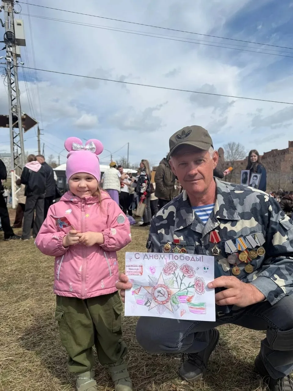 В группе " Капельки " прошла ежегодная акция " Поздравь с Днем Победы соседа " . Дети в...