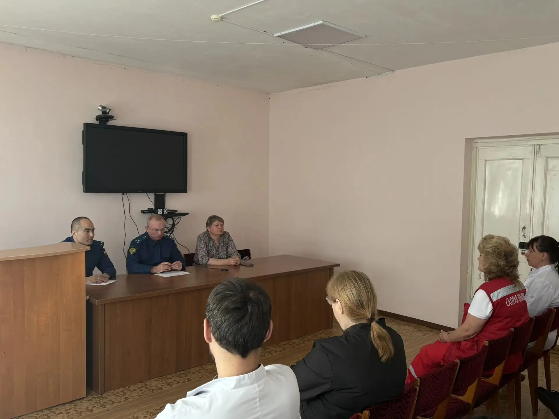 Заместитель прокурора Магаданской области
Сергей Черневич в ходе рабочей поездки в Среднеканский окр