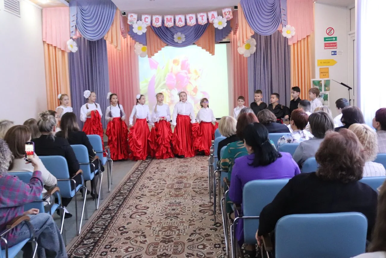 Улыбки, цветы и звуки весны 🎉🌸 В нашей школе прошел потрясающий весенний концерт, посвященный самому