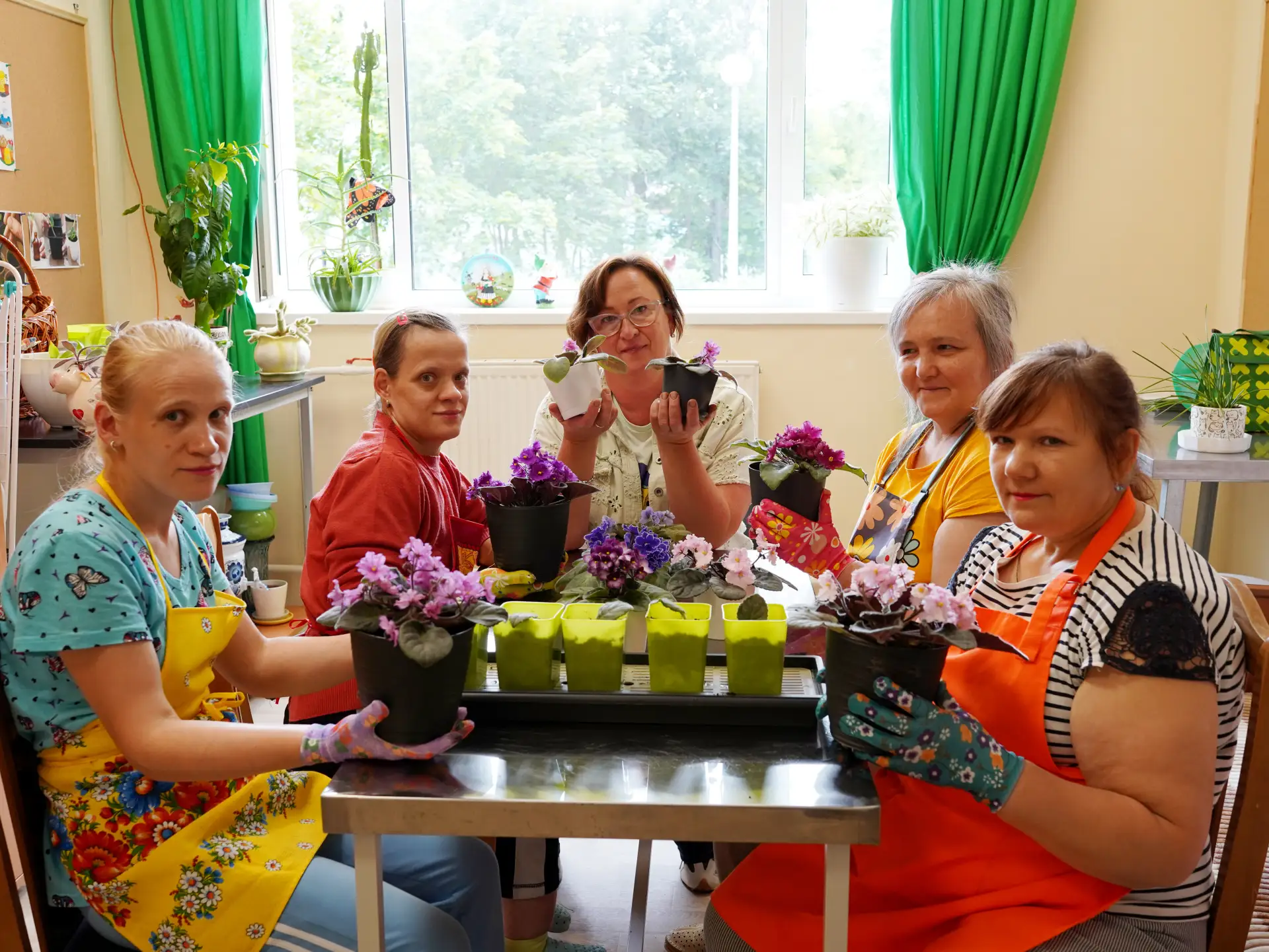 🌸 От листочка до цветочка

В нашей зеленой мастерской «Все в сад» ребята продолжают постигать прему