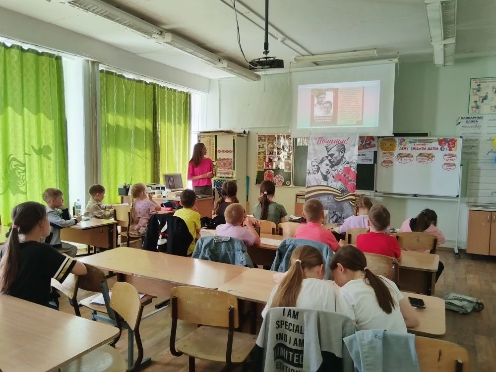 🇷🇺 1 июня в День защиты детей в нашем пришкольном лагере прошла выставка «Герои и Подвиги — Юные з