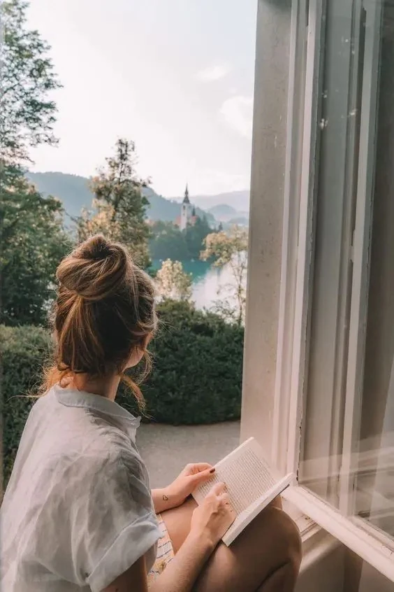 Книжный вайб: Ловим волну чтения☀️📚
Лето – это не только время для отдыха и приключений, но и уника