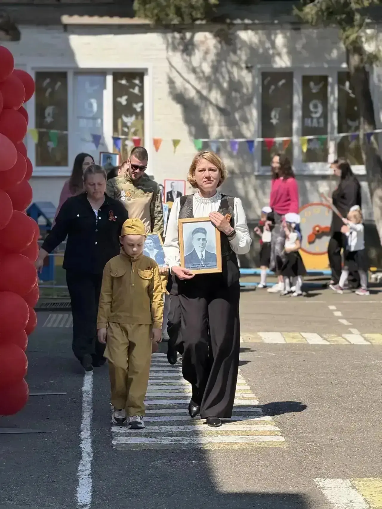 В МБДОУ № 8 «Золотая рыбка» прошла акция «Бессмертный полк»  В преддверии Дня Победы в детском саду 