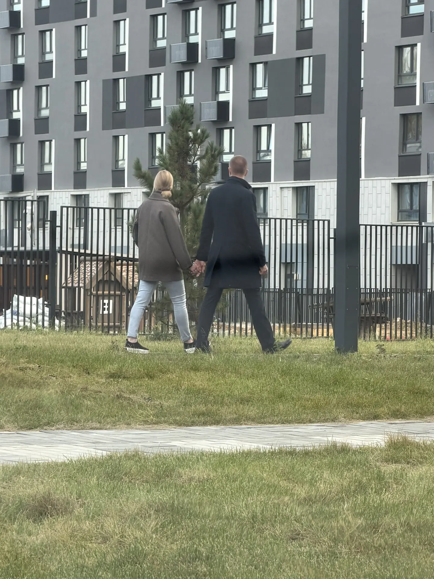 Сейчас увидела как мама с сыном за ручку гуляют, так мило 🥺
