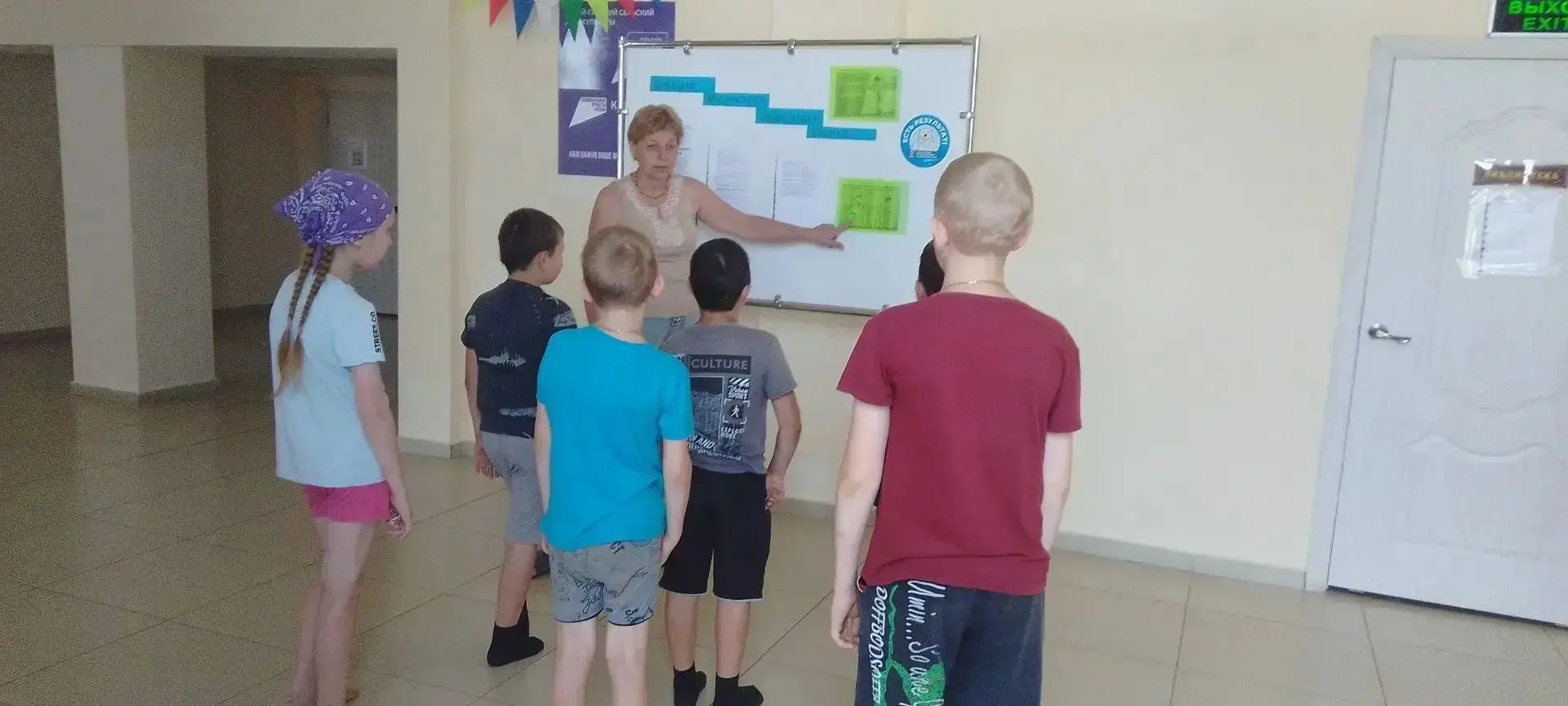 В рамках проекта "Безопасное лето" для посетителей библиотекарь Сарай-Гирского сельского филиала офо