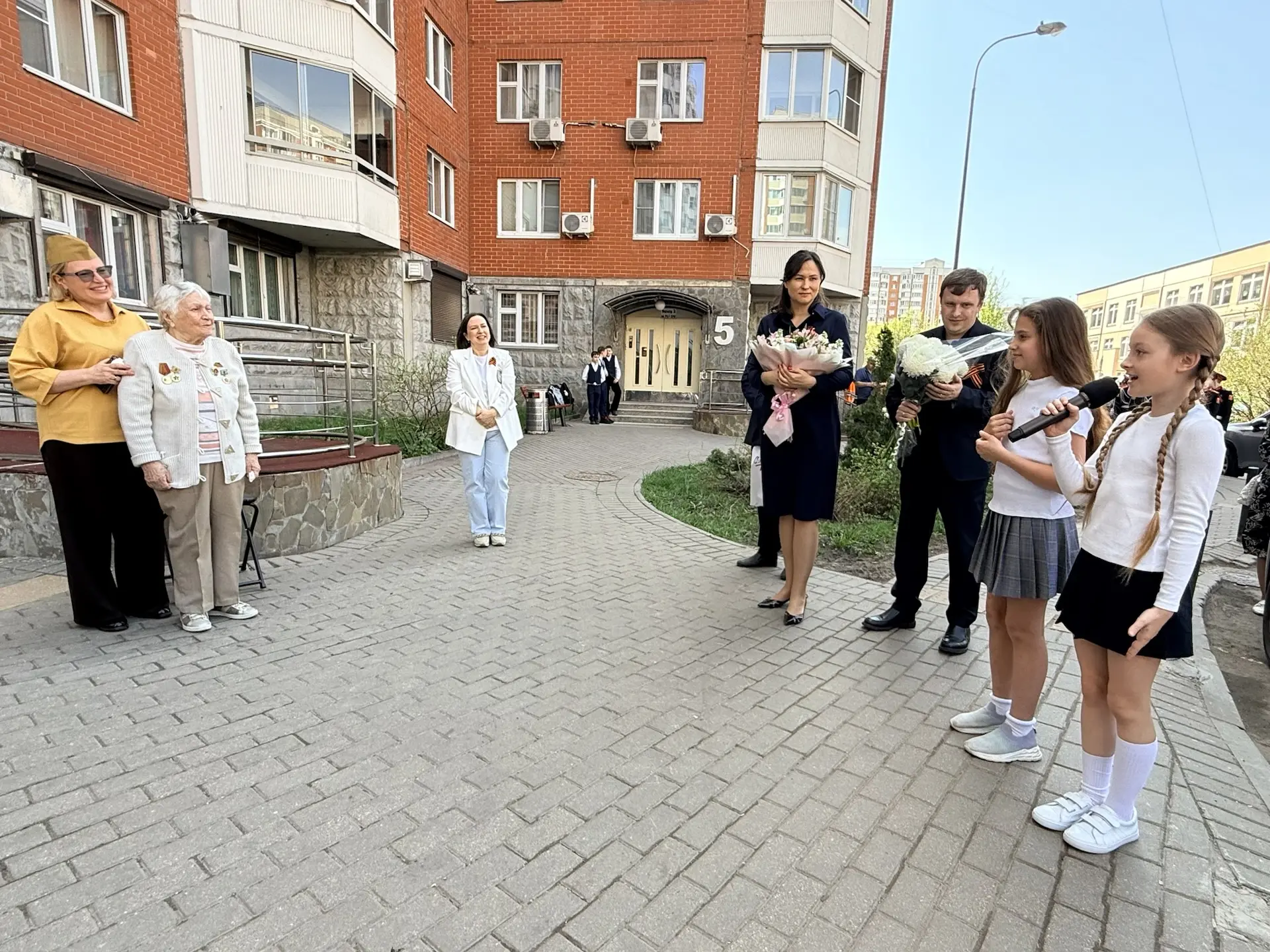 «Парад у дома ветерана»  🌟 Школьники и управленческая команда «Эврики» присоединились к трогательной
