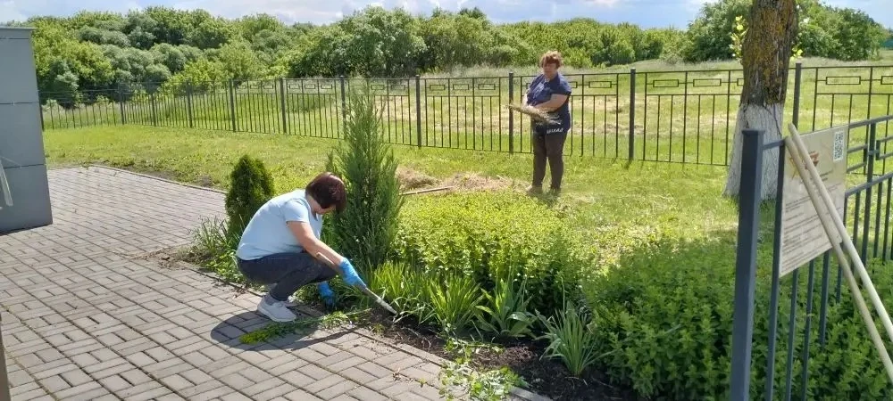 😉В селе Острянка на мемориале, посвященном погибшим в Великой Отечественной войне, про...